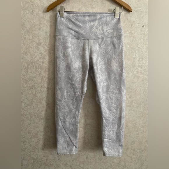 alo women's medium cropped athletic leggings pants - Picture 2 of 5